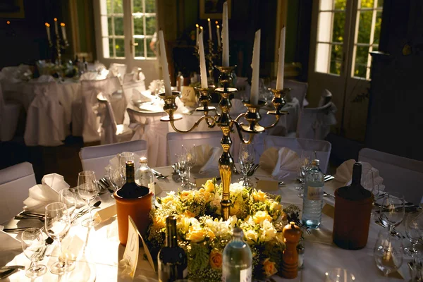 Daylights lie on a dinner table decorated with white and yellow — Stock Photo, Image