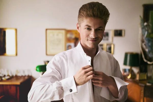 Przystojny mężczyzna Blondynka uśmiecha a on przyciski up biała koszula — Zdjęcie stockowe
