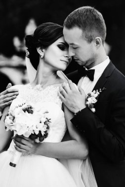 O ihale omuzlarını tutar ise gelin damadın çene için eğilir 