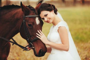 Gelin bir kafa kahverengi bir at yol açar. 