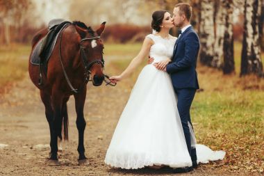 O at üstünde a koşum takımı tutar ise bir gelin damat kisses 