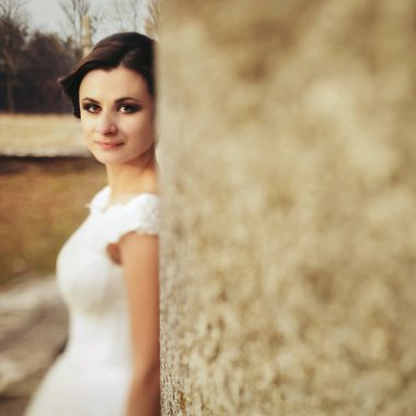 Güzel esmer gelin ayağı için eğilir 