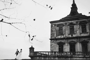 Eski bir cas arkasında birkaç duran siyah beyaz resmi