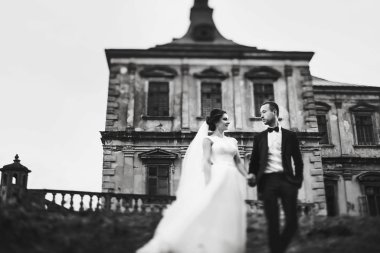 Aşağıdan bir göz önünde, ayakta bir düğün çift üzerinde bir