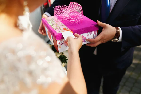 Чоловік тримає рожеву подарункову коробку — стокове фото