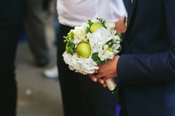 Man houdt een originele bruiloft-bouquet gemaakt van witte bloemen en — Stockfoto