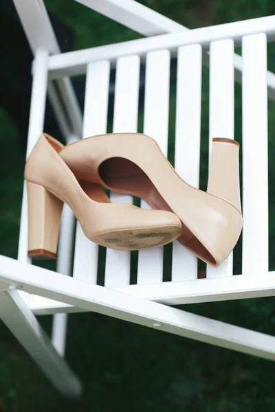 白の庭の椅子に横に Beig 靴 — ストック写真