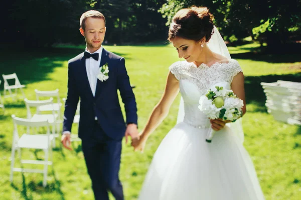 Alegre recién casados caminan en el jardín lleno de sol —  Fotos de Stock