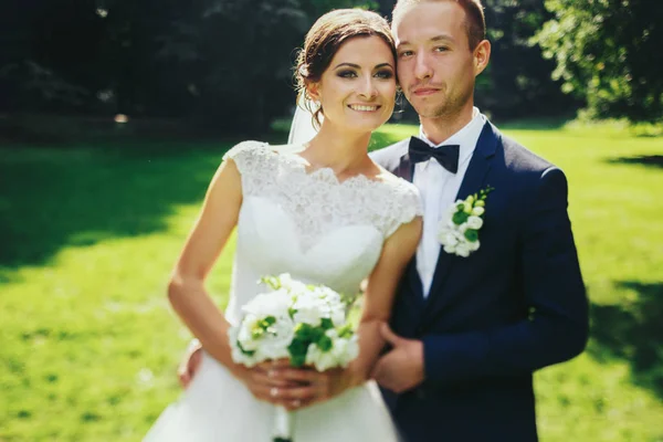 Casal feliz posa no jardim — Fotografia de Stock