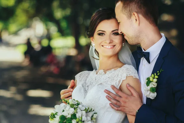 Bir damat omzunu ihale tutar ise gelin gülümsüyor — Stok fotoğraf