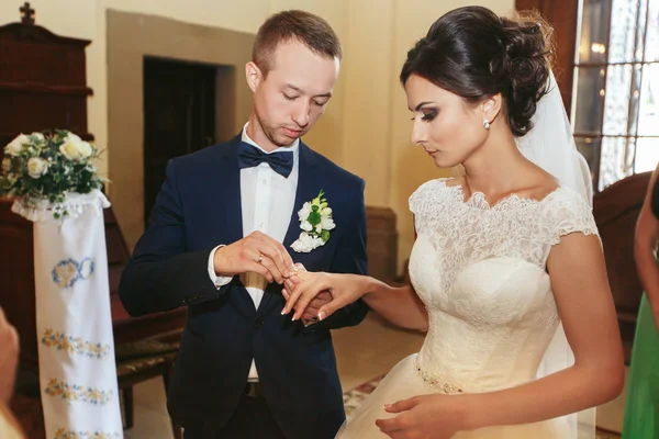 Lo sposo mette un anello al dito della sposa delicata — Foto Stock