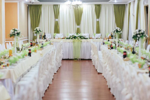 Sala do restaurante vestida de branco e verde colors está pronto — Fotografia de Stock