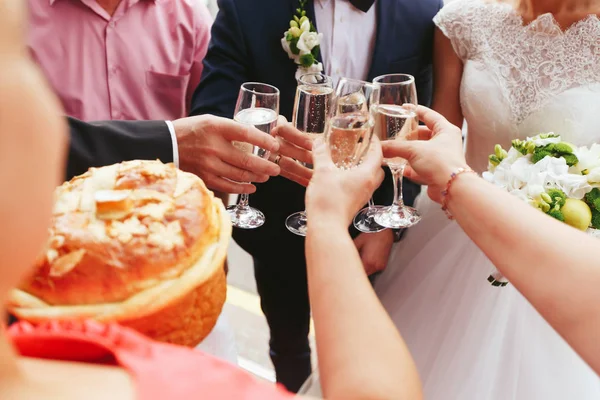 Les jeunes mariés boivent du champagne avec leurs invités — Photo