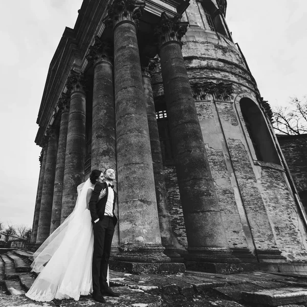 Gelin Damat yakınındaki bir cathedra onunla ayakta arkasından sarılarak