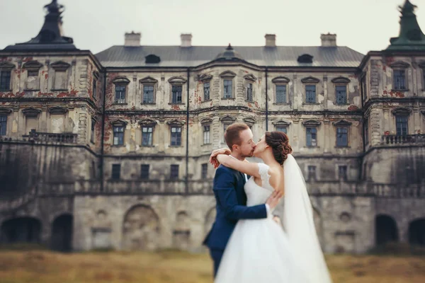 Une image floue d'une mariée et marié baisers devant un — Photo