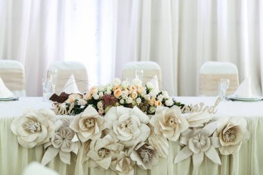 Yeni evliler tablo pastel doğal ve kumaş çiçekler ile dekore edilmiş 