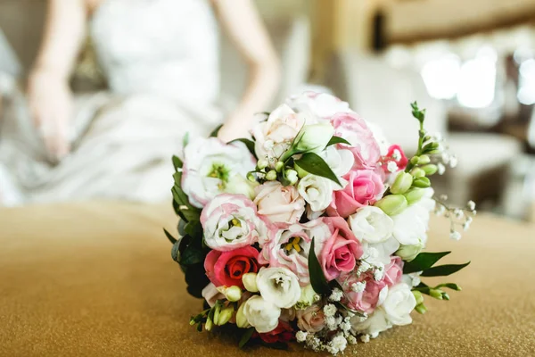 Różowy i biały ślub bukiet leży na kanapie — Zdjęcie stockowe