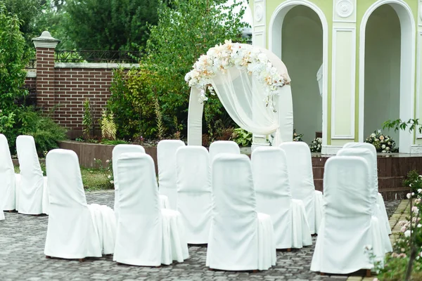Стулья покрыты белой тканью стенд перед свадьбой аль — стоковое фото