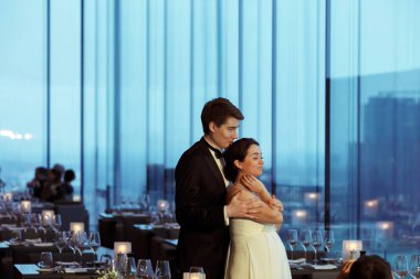 Damat gelinin omuz ayakta onunla bir emp ihale tutar