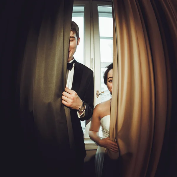 신혼 부부 절반-커튼 뒤에 숨겨진 미소 — 스톡 사진