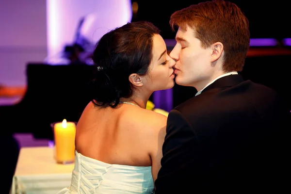 Um olhar de trás em um casal de casamento beijando — Fotografia de Stock