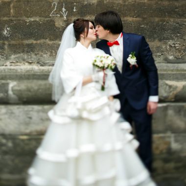 Öpücük gelin ihale eski şehirde bir yerde duran damat 