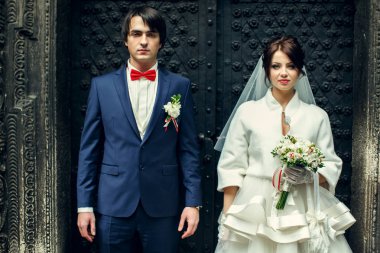 Gelin ve damat eski taş entranc ayakta bak ciddiyim