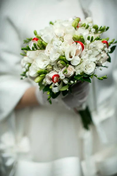Ανθοδέσμη από λευκά τριαντάφυλλα και πράσινα μπουμπούκια που κατέχονται από μια νύφη — Φωτογραφία Αρχείου