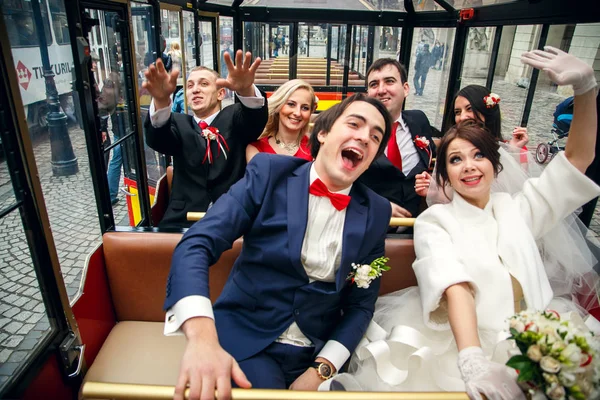 Joyeux jeunes mariés assis dans un tram touristique — Photo