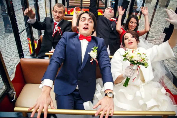 Sposa e sposo sembrano trasportati seduti in un piccolo tram turistico — Foto Stock