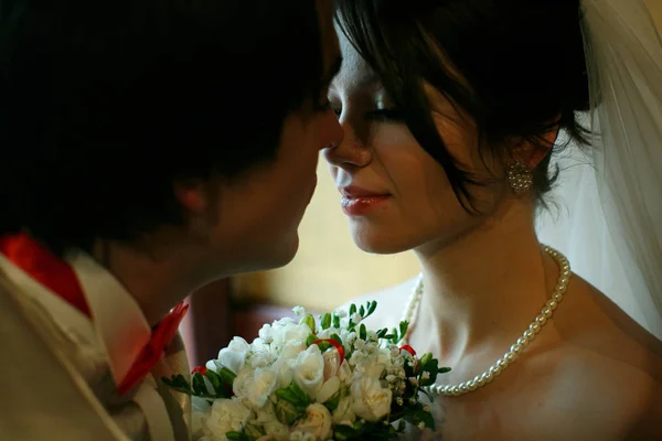 Groom se penche sur les lèvres de la mariée tendre pour un baiser — Photo