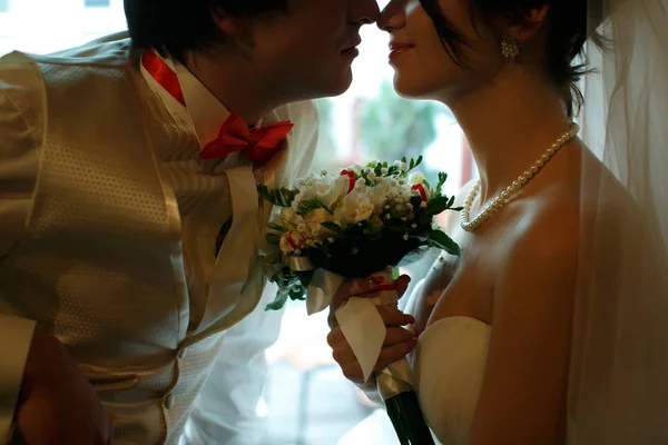 Brilho em um colete branco se inclina para uma noiva bonita — Fotografia de Stock