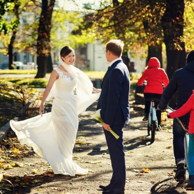 Gelin Damat arkasındaki parkta döne döne mutlu görünüyor