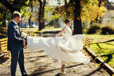 Sonbahar parkta döne döne ise gelin atlar 