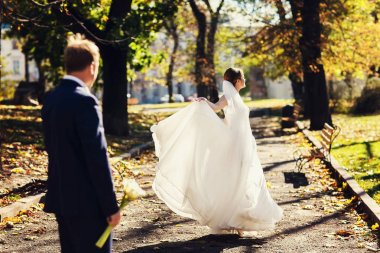 Gelin elbise ile bir el kadar yükselen bir Sonbahar Paz sahiptir 