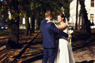 Gelin içeri ile ayakta damat'ın omuzlarına ellerini tutar 