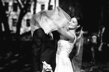 Gelin Damat Park onu bekleyen bir peçe ile kapsar 