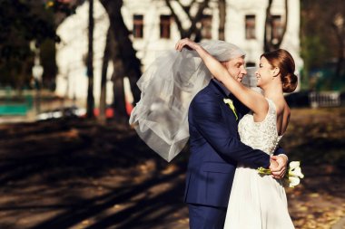 Gelin Damat onu güneşten saklamak onun peçe koyar 