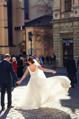 Gelin Damat ile şehrin yürüyüş etrafında elbisesini yayılır 