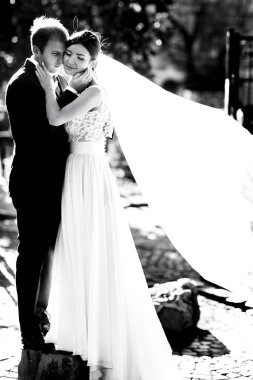 Hugs bir güneş ile kaplı eski sokakta duran bir gelin damat