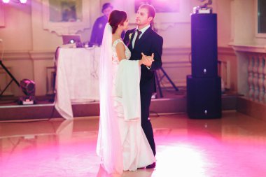 Onunla ilk t dans sevgi ile bir damat gelin görünüyor