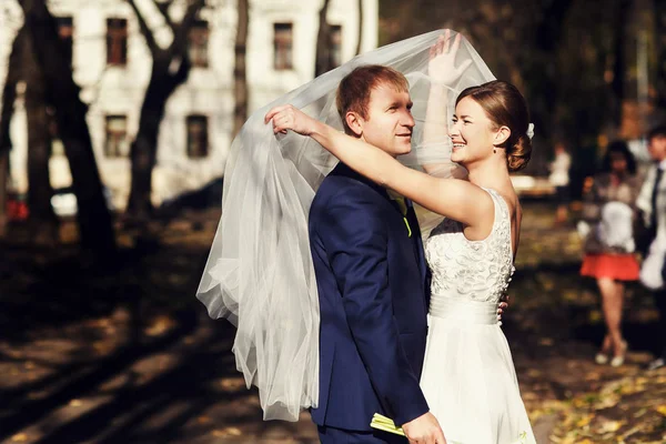 Kendini gizlemek ve bir perde arkasında Güneş'ten damat gelin çalışır — Stok fotoğraf