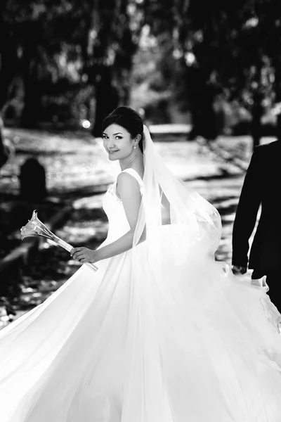 Черно-белый портрет счастливой кружащейся невесты — стоковое фото
