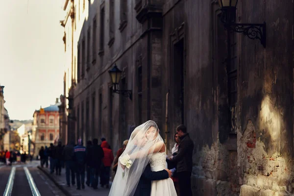 Yeni evliler parça duran eski sokakta bir anın tadını çıkarın. — Stok fotoğraf