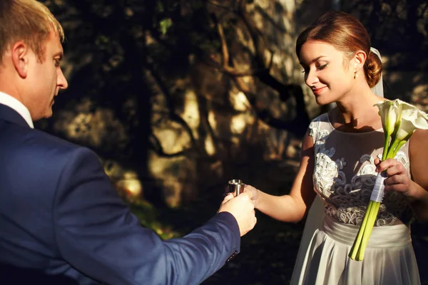 Novio dar a la novia un vaso con agua — Foto de Stock