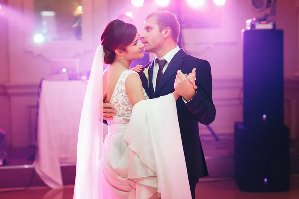 Groom holds bride's hand during their first dance — Stock Photo, Image