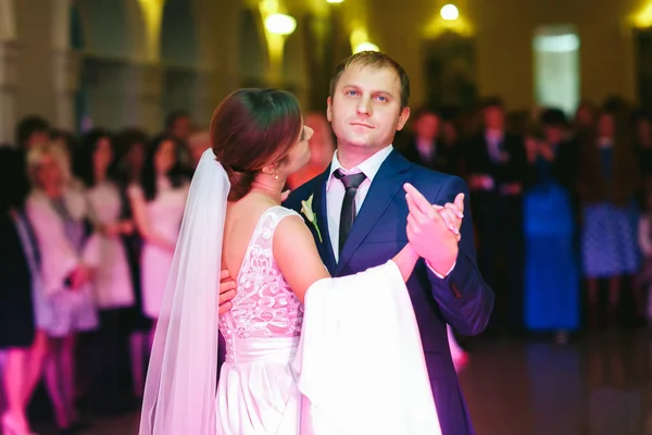 Блакитноокий наречений дивиться вгору під час танців з нареченою — стокове фото