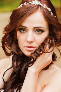 Hassas esmer onun narin eller behi tutan bir portresi