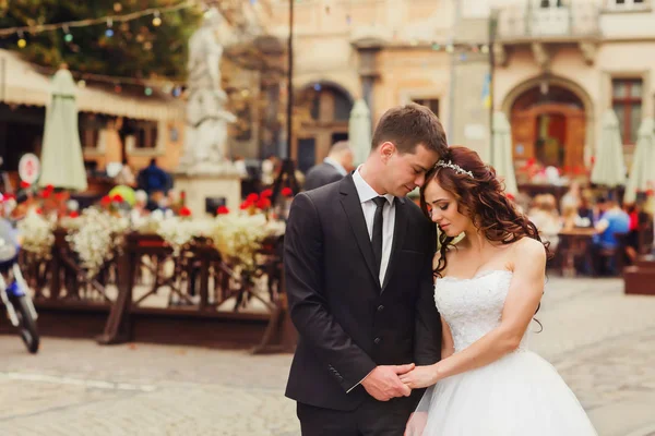 Um momento de paz entre belos jovens recém-casados — Fotografia de Stock