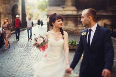 Eski şehir etrafında genç newlyweds yürüyüş 